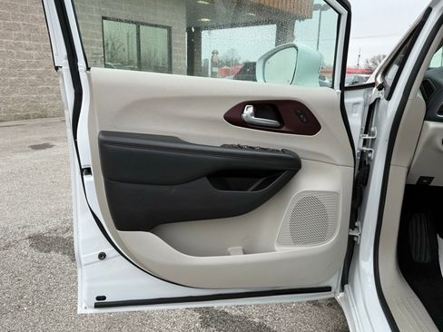Used 2020 Chrysler Pacifica Limited image 46