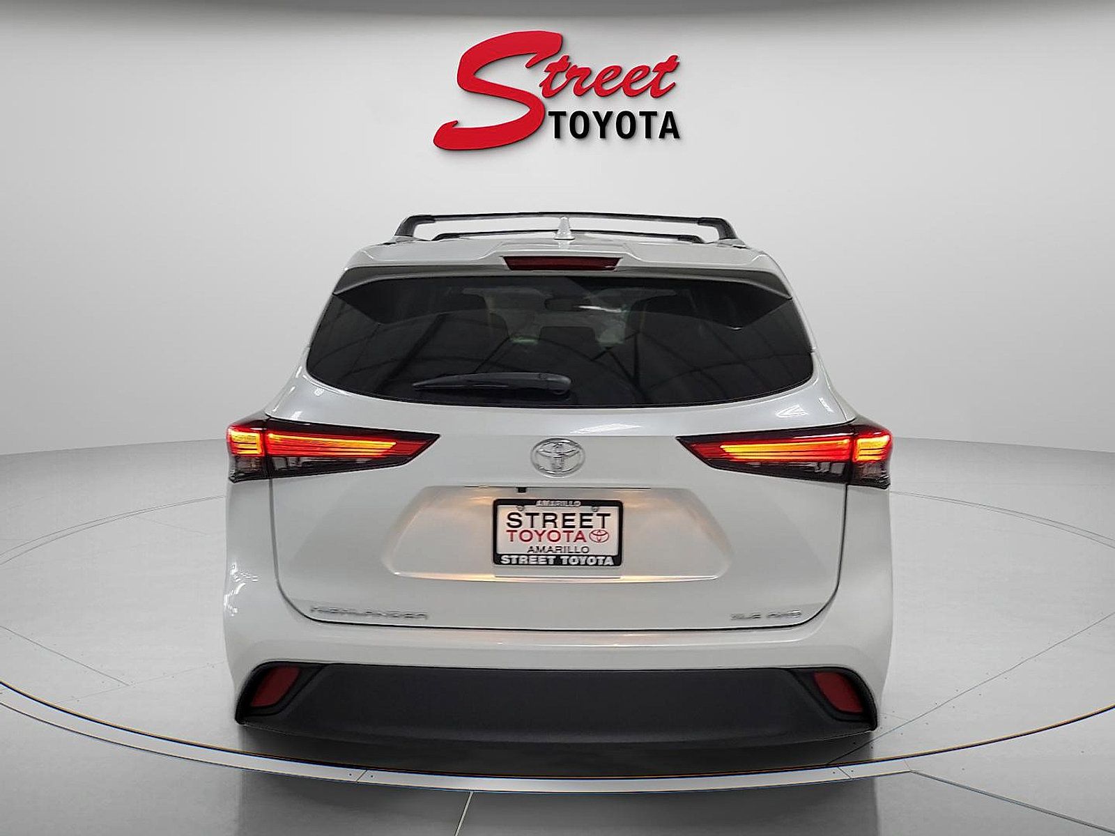 Used 2023 Toyota Highlander XLE AWD/4WD image 3