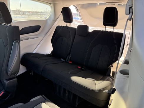 Used 2023 Chrysler Voyager LX image 14