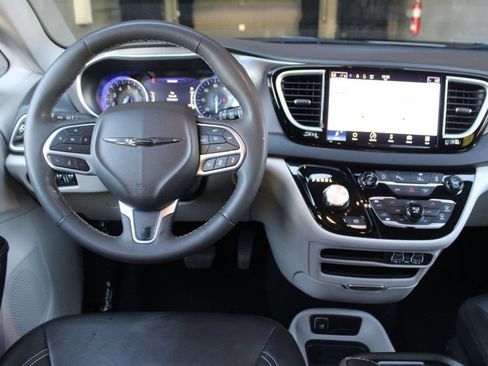 Used 2024 Chrysler Pacifica Touring-L FWD image 19