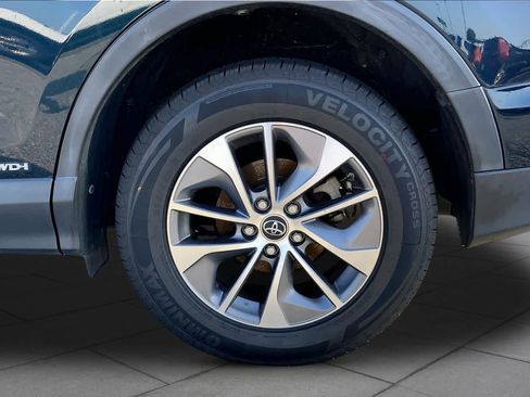 Used 2018 Toyota RAV4 LE AWD/4WD image 11