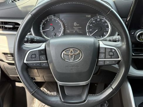 Certified 2024 Toyota Highlander XLE FWD image 12