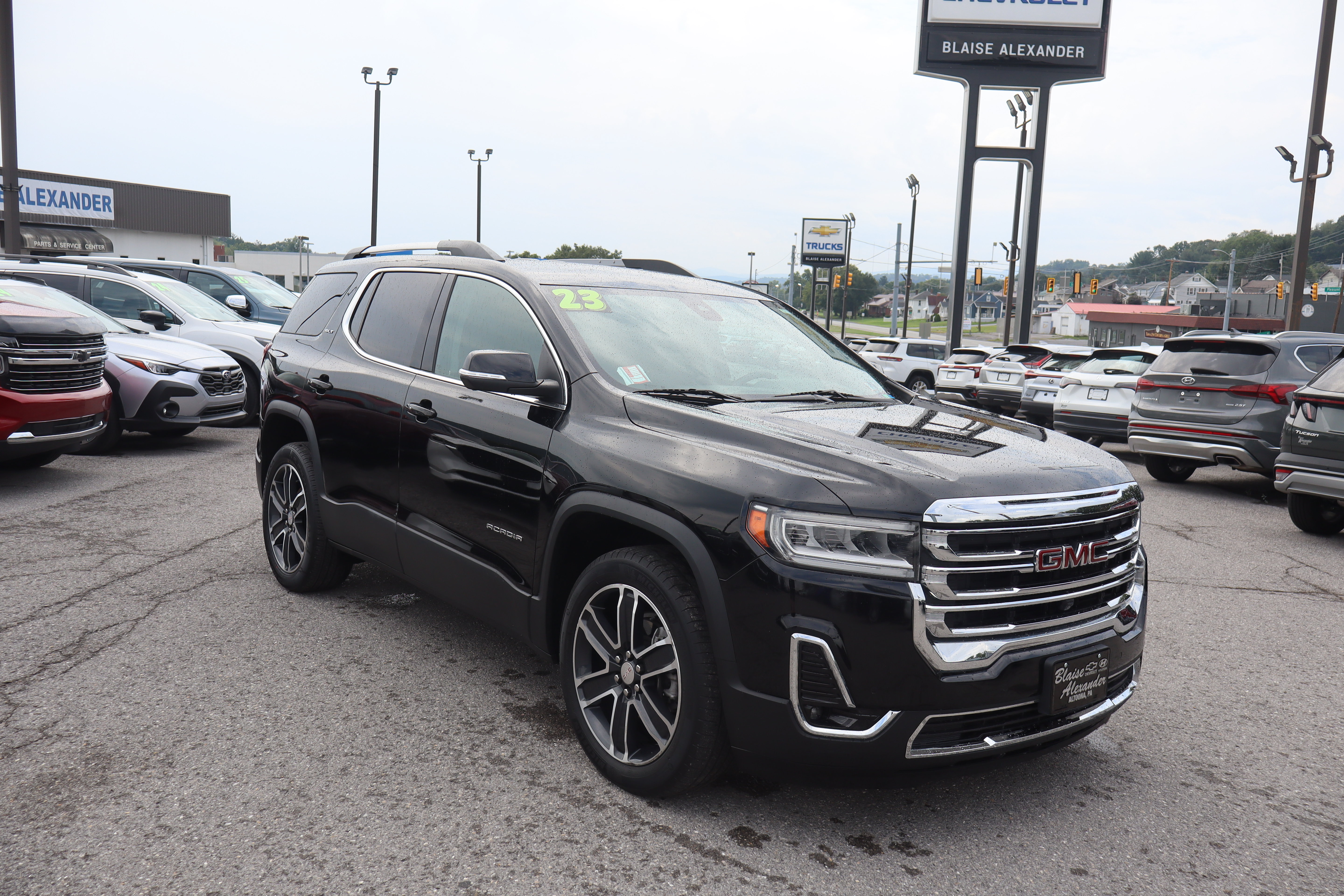 Used 2023 GMC Acadia SLT w/ Technology Package AWD/4WD image 1