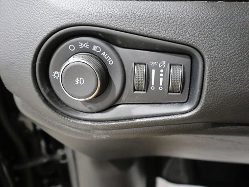Certified 2023 Jeep Renegade Latitude w/ Sun/Sound Group AWD/4WD image 37