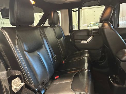 Used 2016 Jeep Wrangler Unlimited Sahara w/ Connectivity Group AWD/4WD image 28