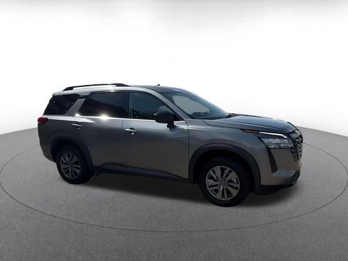 Used 2026 Nissan Pathfinder SV FWD image 2