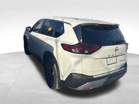 Used 2023 Nissan Rogue SV image 2