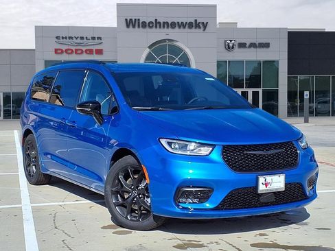 New 2026 Chrysler Pacifica Limited image 1