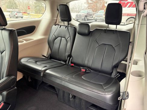 Used 2024 Chrysler Pacifica Touring-L FWD image 12