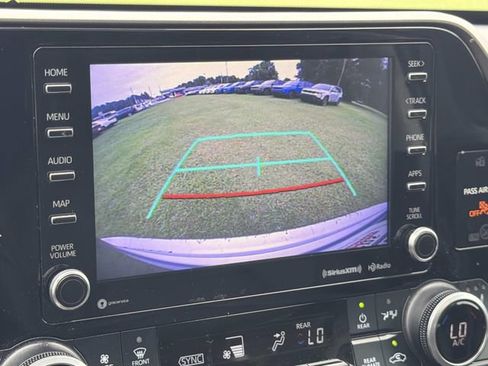 Used 2021 Toyota Highlander XLE AWD/4WD image 31