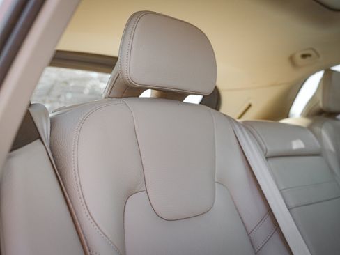 Used 2020 Volvo XC60 T6 Momentum image 33