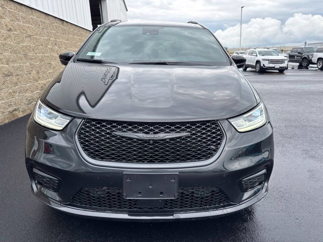 Used 2022 Chrysler Pacifica Limited w/ Uconnect Theater Family Group FWD image 3