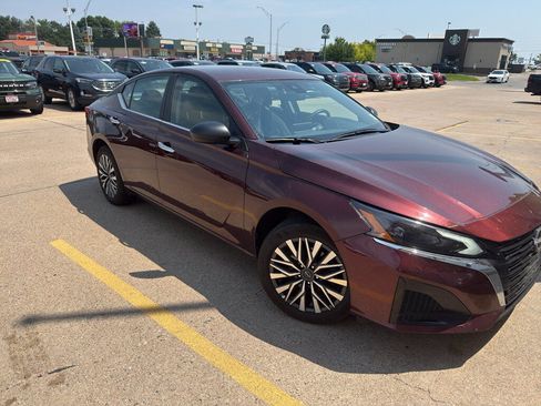 Used 2025 Nissan Altima 2.5 SV AWD/4WD image 3