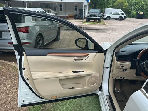 Used 2015 Lexus ES 300h w/ Navigation System Package FWD image 16
