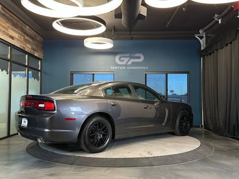 Used 2014 Dodge Charger SE RWD image 3