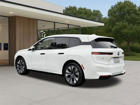 Used 2026 BMW iX xDrive45 w/ Premium Package image 11