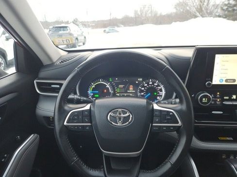 Used 2023 Toyota Highlander XLE image 12