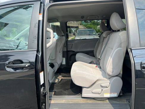 Used 2017 Toyota Sienna LE FWD image 29
