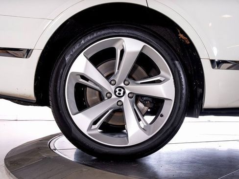 Used 2019 Bentley Bentayga image 14