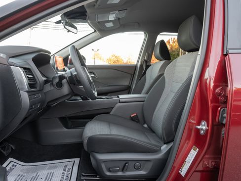 Used 2023 Nissan Rogue SV image 13