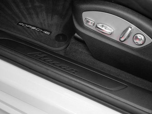 Used 2025 Porsche Macan image 30