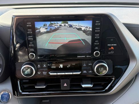 Used 2022 Toyota Highlander LE AWD/4WD image 21