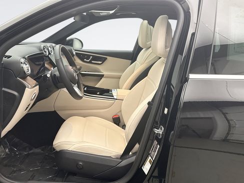 Used 2025 Mercedes-Benz GLC 300 4MATIC image 11