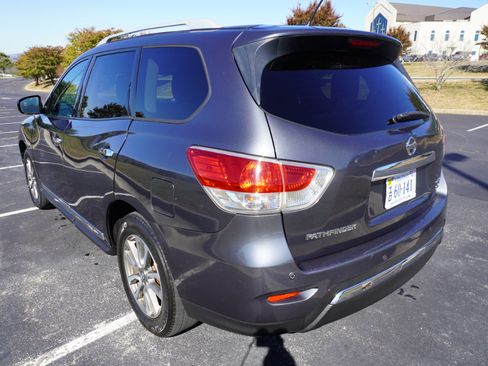 Used 2013 Nissan Pathfinder SV image 9