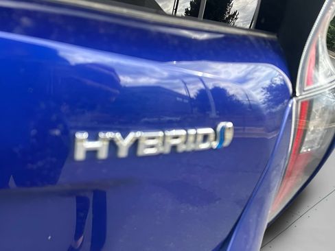 Used 2017 Toyota Prius Two w/ Carpet Mat Package FWD image 8