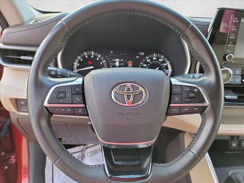 Used 2020 Toyota Highlander XLE FWD image 18