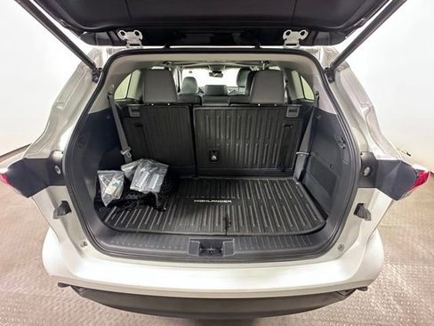 Used 2023 Toyota Highlander XLE AWD/4WD image 14
