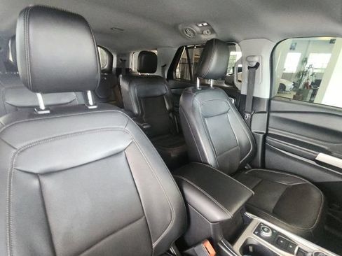 Used 2021 Ford Explorer Limited w/ Equipment Group 301A AWD/4WD image 15