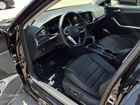 Certified 2024 Volkswagen Jetta SE w/ Panoramic Sunroof Package FWD image 17