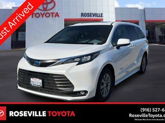 Used 2025 Toyota Sienna XLE FWD video 1