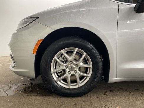 Used 2024 Chrysler Pacifica Touring-L image 10