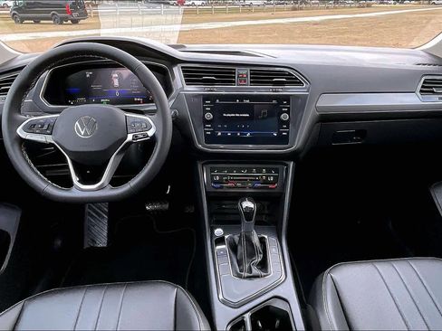 Used 2023 Volkswagen Tiguan SE w/ Panoramic Sunroof Package image 15