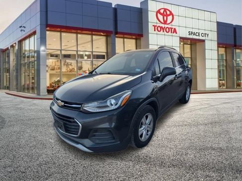 Used 2017 Chevrolet Trax LT FWD image 2