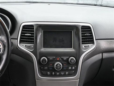 Used 2018 Jeep Grand Cherokee Laredo image 25