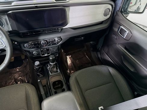 Used 2024 Jeep Wrangler Unlimited Sahara image 25