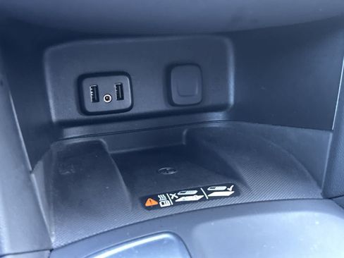 Used 2018 Chevrolet Equinox Premier FWD image 23