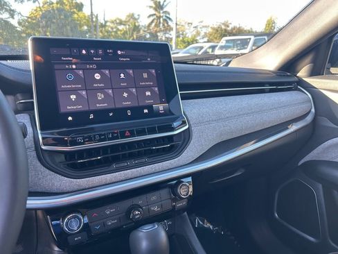 Used 2024 Jeep Compass Latitude image 11