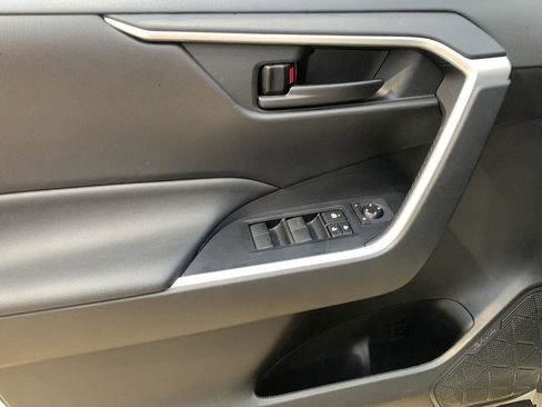 Used 2021 Toyota RAV4 LE image 17