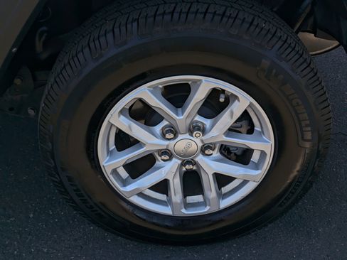 Used 2023 Jeep Wrangler Sport S image 7