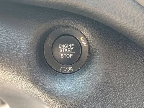 Used 2021 Jeep Cherokee Latitude Lux w/ Comfort/Convenience Group FWD image 19