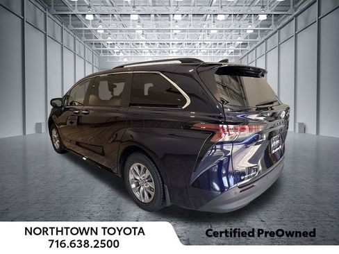 Used 2025 Toyota Sienna XLE AWD/4WD image 4