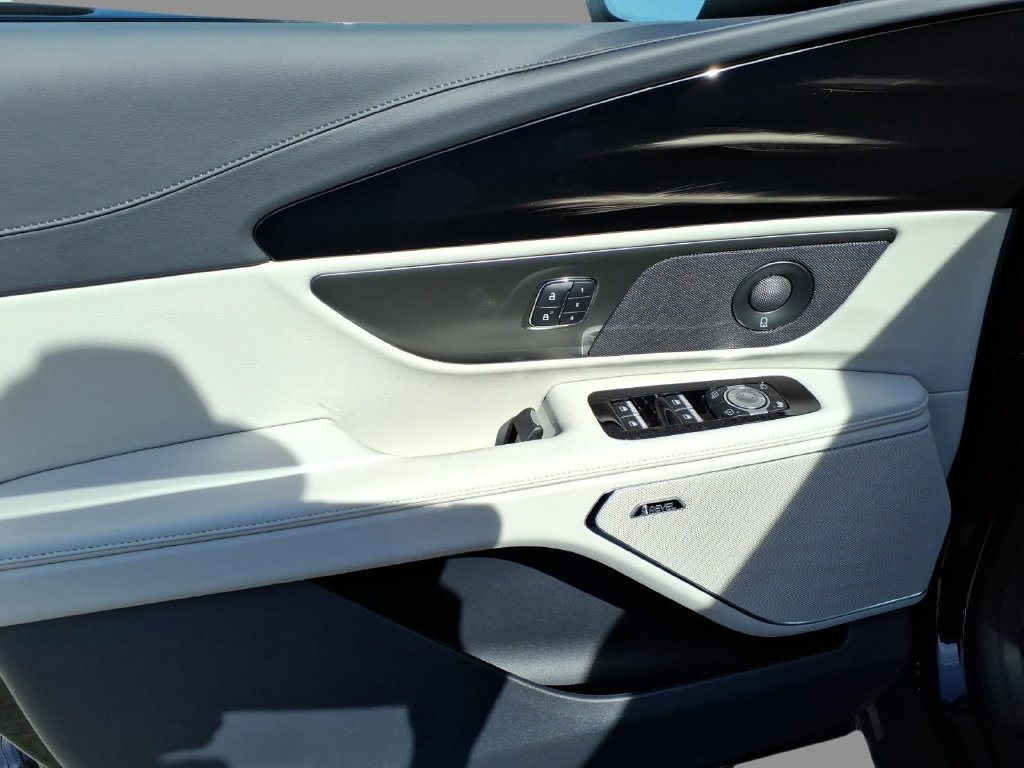 New 2026 Lincoln Nautilus Reserve w/ Jet Appearance Package AWD/4WD image 13