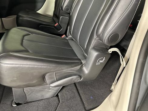 Certified 2024 Chrysler Pacifica Touring-L FWD image 13