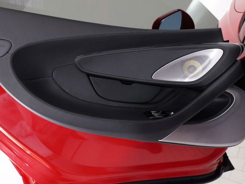 Used 2022 McLaren GT image 32