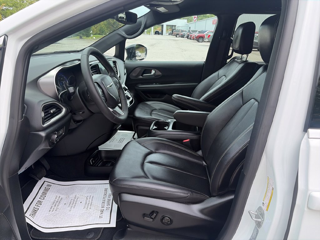 Used 2026 Chrysler Pacifica Select FWD image 10