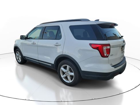 Used 2018 Ford Explorer XLT image 7